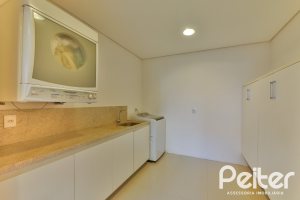 Casa à venda com 420m², 4 dormitórios, 3 suítes, 6 vagas, no bairro Vila Conceição em Porto Alegre