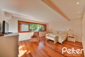 Casa à venda com 420m², 4 dormitórios, 3 suítes, 6 vagas, no bairro Vila Conceição em Porto Alegre