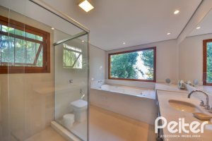 Casa à venda com 420m², 4 dormitórios, 3 suítes, 6 vagas, no bairro Vila Conceição em Porto Alegre