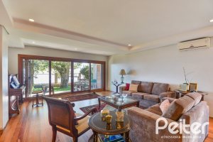 Casa à venda com 420m², 4 dormitórios, 3 suítes, 6 vagas, no bairro Vila Conceição em Porto Alegre