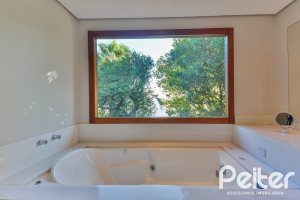 Casa à venda com 420m², 4 dormitórios, 3 suítes, 6 vagas, no bairro Vila Conceição em Porto Alegre