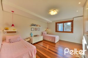 Casa à venda com 420m², 4 dormitórios, 3 suítes, 6 vagas, no bairro Vila Conceição em Porto Alegre