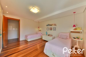 Casa à venda com 420m², 4 dormitórios, 3 suítes, 6 vagas, no bairro Vila Conceição em Porto Alegre