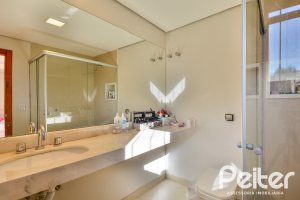 Casa à venda com 420m², 4 dormitórios, 3 suítes, 6 vagas, no bairro Vila Conceição em Porto Alegre