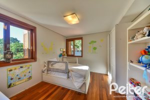 Casa à venda com 420m², 4 dormitórios, 3 suítes, 6 vagas, no bairro Vila Conceição em Porto Alegre