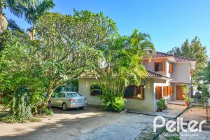 Casa à venda com 420m², 4 dormitórios, 3 suítes, 6 vagas, no bairro Vila Conceição em Porto Alegre