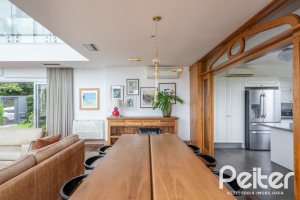 Casa à venda com 463m², 5 dormitórios, 1 suíte, 6 vagas, no bairro Vila Conceição em Porto Alegre