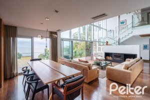 Casa à venda com 463m², 5 dormitórios, 1 suíte, 6 vagas, no bairro Vila Conceição em Porto Alegre