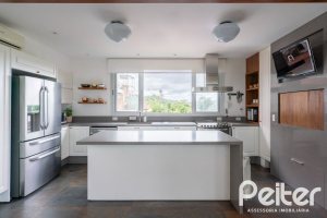 Casa à venda com 463m², 5 dormitórios, 1 suíte, 6 vagas, no bairro Vila Conceição em Porto Alegre