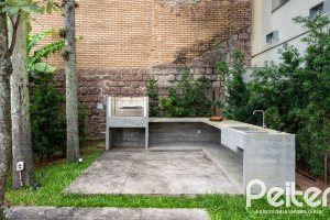 Casa à venda com 463m², 5 dormitórios, 1 suíte, 6 vagas, no bairro Vila Conceição em Porto Alegre