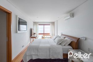 Casa à venda com 463m², 5 dormitórios, 1 suíte, 6 vagas, no bairro Vila Conceição em Porto Alegre