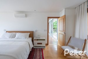 Casa à venda com 463m², 5 dormitórios, 1 suíte, 6 vagas, no bairro Vila Conceição em Porto Alegre