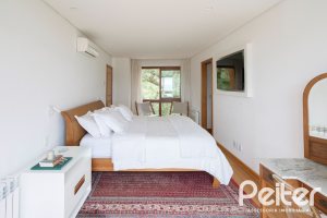 Casa à venda com 463m², 5 dormitórios, 1 suíte, 6 vagas, no bairro Vila Conceição em Porto Alegre