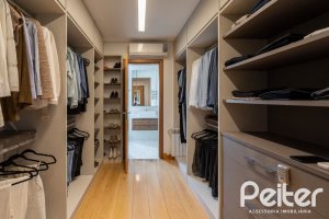 Casa à venda com 463m², 5 dormitórios, 1 suíte, 6 vagas, no bairro Vila Conceição em Porto Alegre