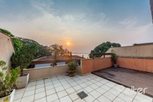 Casa em Condomínio à venda com 313m², 3 dormitórios, 1 suíte, 2 vagas, no bairro Tristeza em PORTO ALEGRE