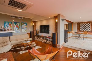 Casa à venda com 375m², 3 dormitórios, 1 suíte, 5 vagas, no bairro Vila Assunção em Porto Alegre