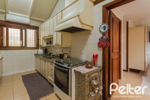 Casa à venda com 375m², 3 dormitórios, 1 suíte, 5 vagas, no bairro Vila Assunção em Porto Alegre