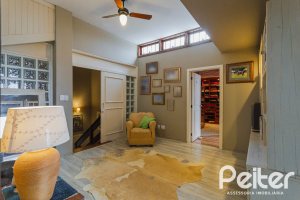 Casa à venda com 375m², 3 dormitórios, 1 suíte, 5 vagas, no bairro Vila Assunção em Porto Alegre