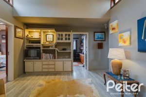 Casa à venda com 375m², 3 dormitórios, 1 suíte, 5 vagas, no bairro Vila Assunção em Porto Alegre