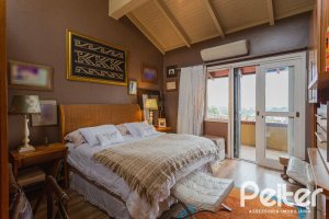 Casa à venda com 375m², 3 dormitórios, 1 suíte, 5 vagas, no bairro Vila Assunção em Porto Alegre