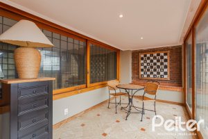 Casa à venda com 375m², 3 dormitórios, 1 suíte, 5 vagas, no bairro Vila Assunção em Porto Alegre