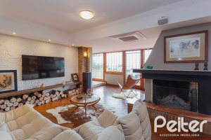 Casa à venda com 375m², 3 dormitórios, 1 suíte, 5 vagas, no bairro Vila Assunção em Porto Alegre