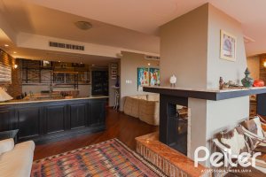 Casa à venda com 375m², 3 dormitórios, 1 suíte, 5 vagas, no bairro Vila Assunção em Porto Alegre