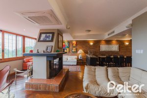 Casa à venda com 375m², 3 dormitórios, 1 suíte, 5 vagas, no bairro Vila Assunção em Porto Alegre