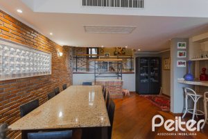 Casa à venda com 375m², 3 dormitórios, 1 suíte, 5 vagas, no bairro Vila Assunção em Porto Alegre