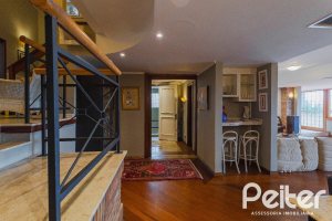 Casa à venda com 375m², 3 dormitórios, 1 suíte, 5 vagas, no bairro Vila Assunção em Porto Alegre