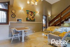 Casa à venda com 375m², 3 dormitórios, 1 suíte, 5 vagas, no bairro Vila Assunção em Porto Alegre