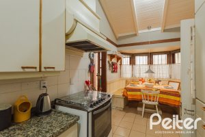 Casa à venda com 375m², 3 dormitórios, 1 suíte, 5 vagas, no bairro Vila Assunção em Porto Alegre