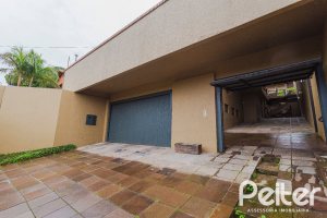 Casa à venda com 375m², 3 dormitórios, 1 suíte, 5 vagas, no bairro Vila Assunção em Porto Alegre