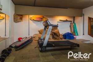 Casa à venda com 375m², 3 dormitórios, 1 suíte, 5 vagas, no bairro Vila Assunção em Porto Alegre