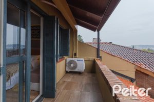 Casa à venda com 375m², 3 dormitórios, 1 suíte, 5 vagas, no bairro Vila Assunção em Porto Alegre