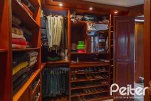 Casa à venda com 375m², 3 dormitórios, 1 suíte, 5 vagas, no bairro Vila Assunção em Porto Alegre