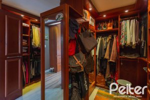 Casa à venda com 375m², 3 dormitórios, 1 suíte, 5 vagas, no bairro Vila Assunção em Porto Alegre