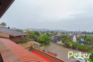 Casa à venda com 375m², 3 dormitórios, 1 suíte, 5 vagas, no bairro Vila Assunção em Porto Alegre