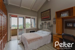 Casa à venda com 375m², 3 dormitórios, 1 suíte, 5 vagas, no bairro Vila Assunção em Porto Alegre