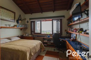 Casa à venda com 375m², 3 dormitórios, 1 suíte, 5 vagas, no bairro Vila Assunção em Porto Alegre