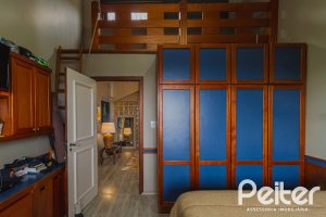 Casa à venda com 375m², 3 dormitórios, 1 suíte, 5 vagas, no bairro Vila Assunção em Porto Alegre