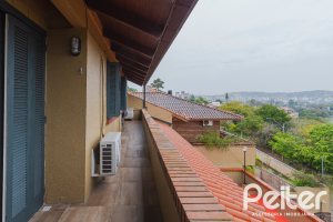 Casa à venda com 375m², 3 dormitórios, 1 suíte, 5 vagas, no bairro Vila Assunção em Porto Alegre