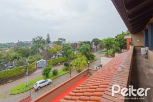Casa à venda com 375m², 3 dormitórios, 1 suíte, 5 vagas, no bairro Vila Assunção em Porto Alegre