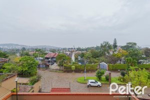 Casa à venda com 375m², 3 dormitórios, 1 suíte, 5 vagas, no bairro Vila Assunção em Porto Alegre