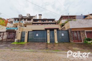 Casa à venda com 375m², 3 dormitórios, 1 suíte, 5 vagas, no bairro Vila Assunção em Porto Alegre