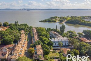 Casa em Condomínio à venda com 327m², 3 dormitórios, 3 suítes, 3 vagas, no bairro Tristeza em PORTO ALEGRE