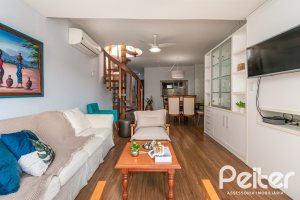 Cobertura à venda com 180m², 2 dormitórios, 1 suíte, 2 vagas, no bairro Vila Assunção em Porto Alegre