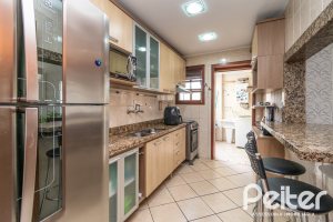 Cobertura à venda com 180m², 2 dormitórios, 1 suíte, 2 vagas, no bairro Vila Assunção em Porto Alegre