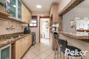 Cobertura à venda com 180m², 2 dormitórios, 1 suíte, 2 vagas, no bairro Vila Assunção em Porto Alegre