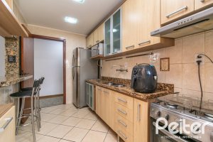 Cobertura à venda com 180m², 2 dormitórios, 1 suíte, 2 vagas, no bairro Vila Assunção em Porto Alegre